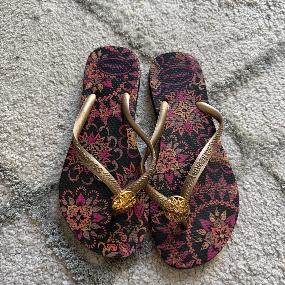 Havaianas Black & Pink Floral Flip Flops with gold charm Size 7/8